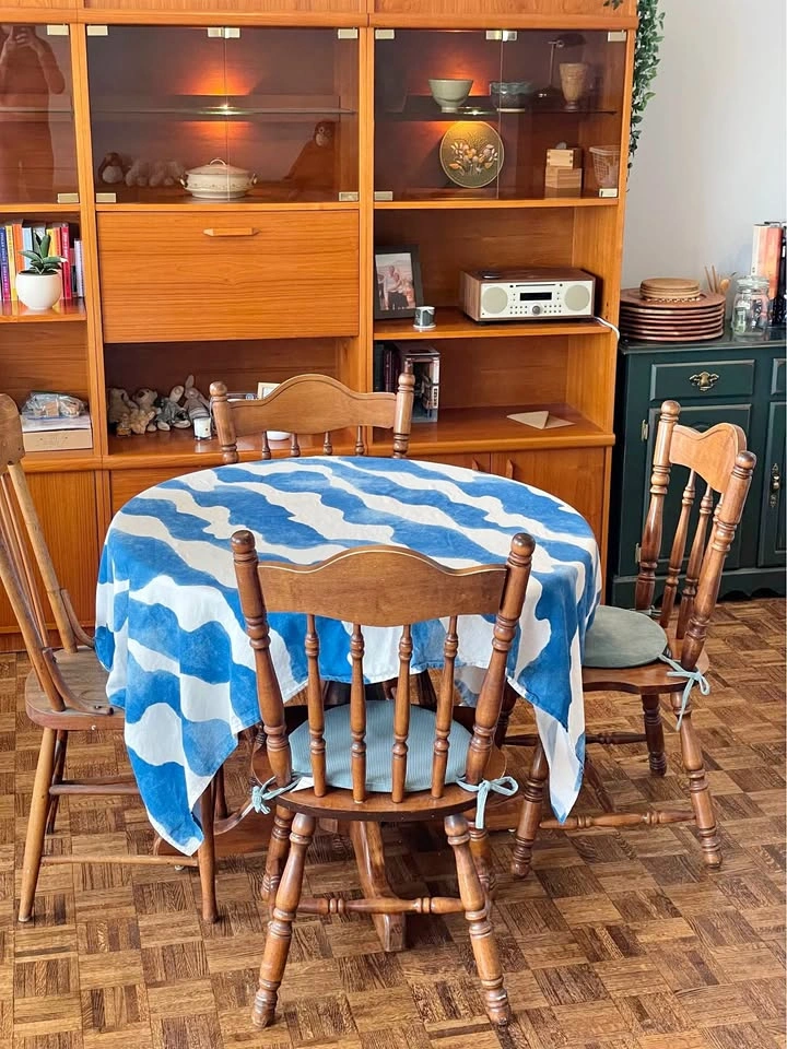Cozy Farmhouse Solid Wood Extendable Table with 4 Chairs