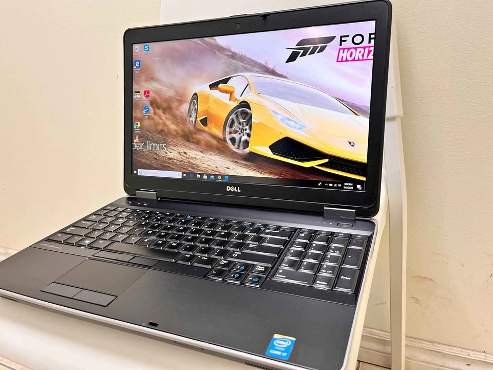 Gaming Dell 15.6" Laptop - Core i5, 8GB RAM, 500GB SSHD