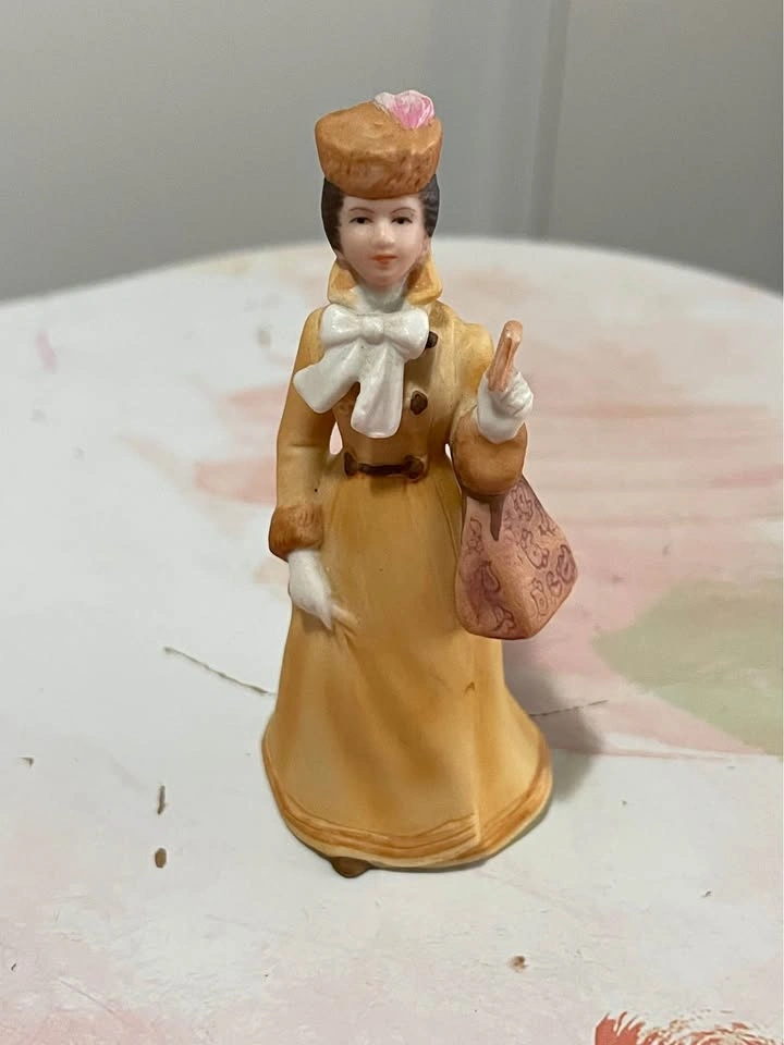 1986 Avon President's Club "Mrs. Albee" Miniature