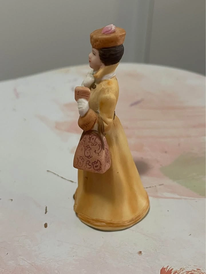 1986 Avon President's Club "Mrs. Albee" Miniature - photo 2