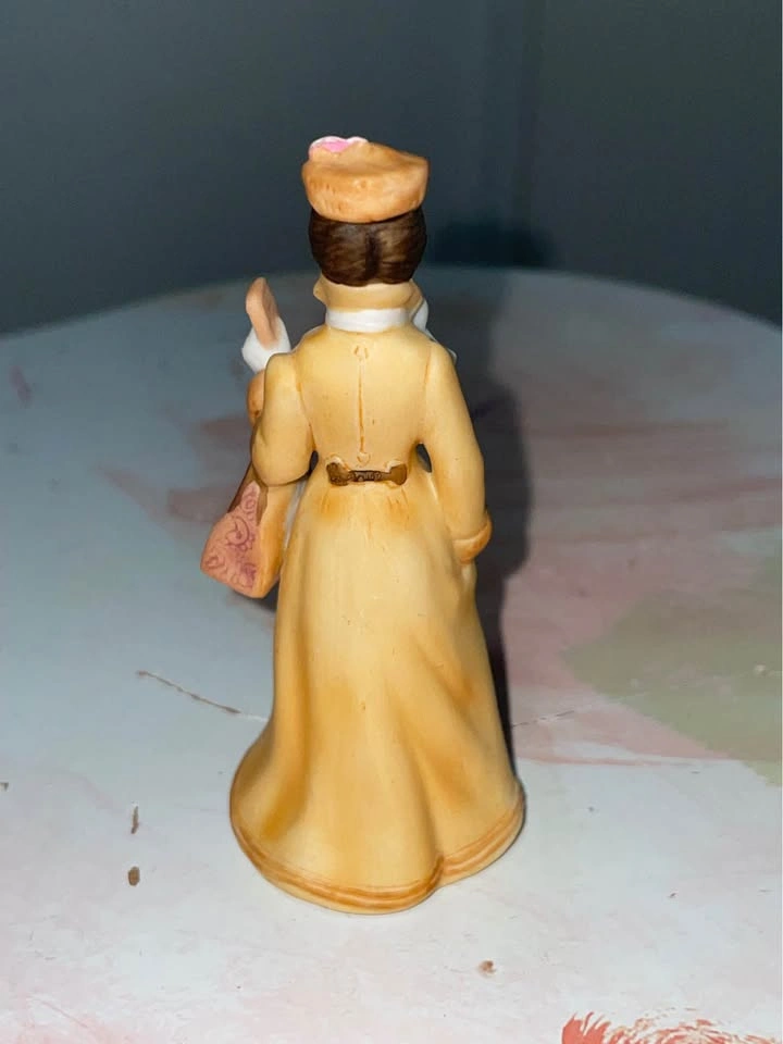 1986 Avon President's Club "Mrs. Albee" Miniature - photo 3