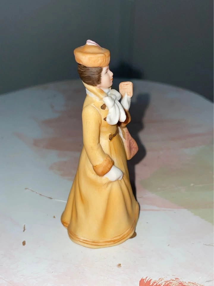 1986 Avon President's Club "Mrs. Albee" Miniature - photo 4