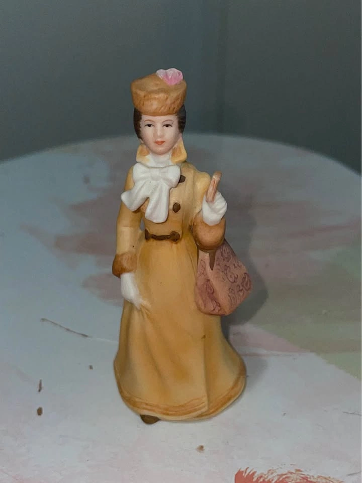 1986 Avon President's Club "Mrs. Albee" Miniature - photo 5