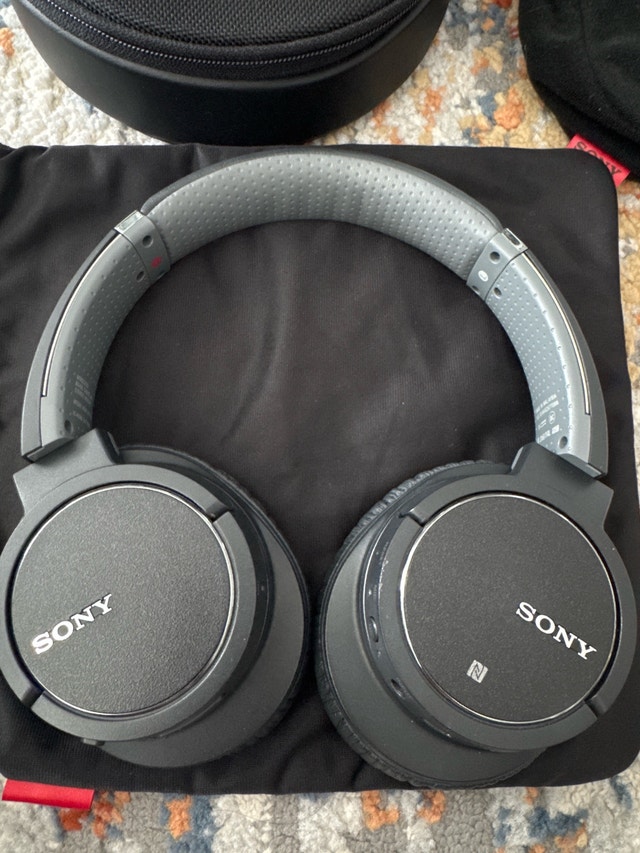 Sony Wireless Noise-Cancelling Headphones /Bluetooth/Used Like N