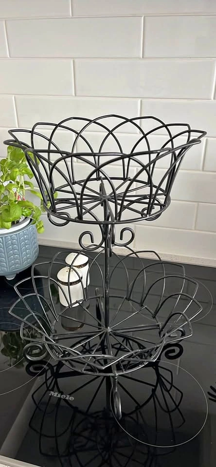 Black basket stand