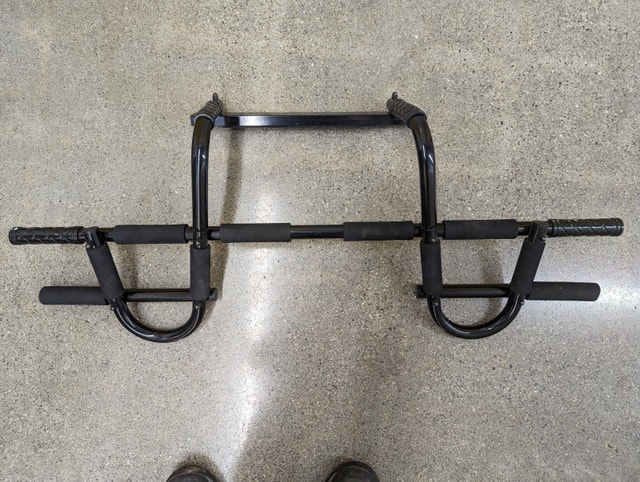 Door frame chinup bar