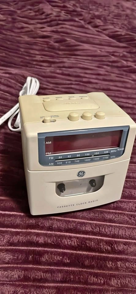Vintage GE Cassette AM/FM Clock Radio Alarm Clock