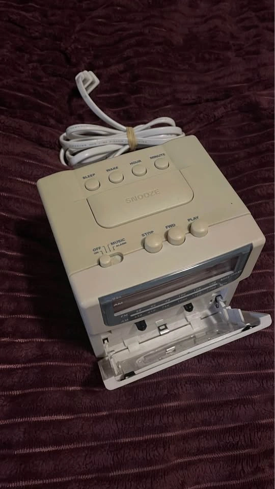 Vintage GE Cassette AM/FM Clock Radio Alarm Clock - photo 2