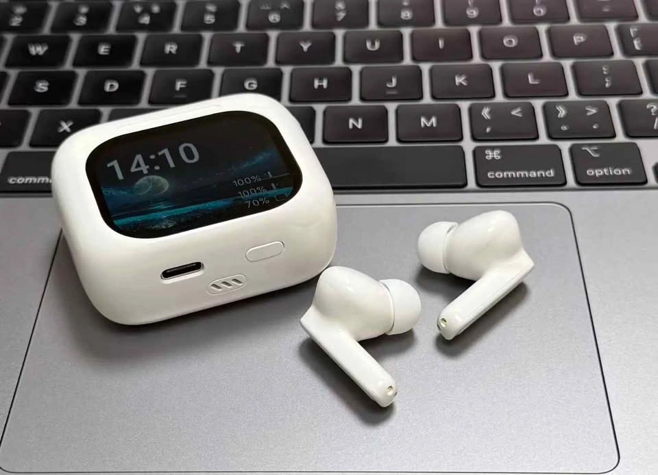 White Wireless Earbuds with Display Charging Case - photo 2