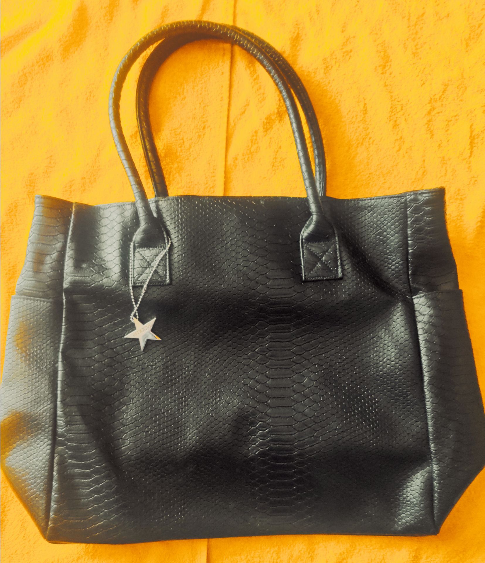 Elegant Black Snake Print Tote Bag with Star Charm 🖤✨👜