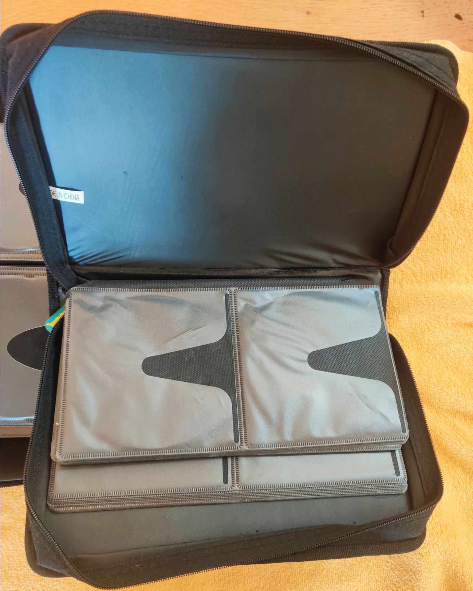 Lot of 2 CD/DVD Storage Cases - Fellowes & CD Supreme - photo 2