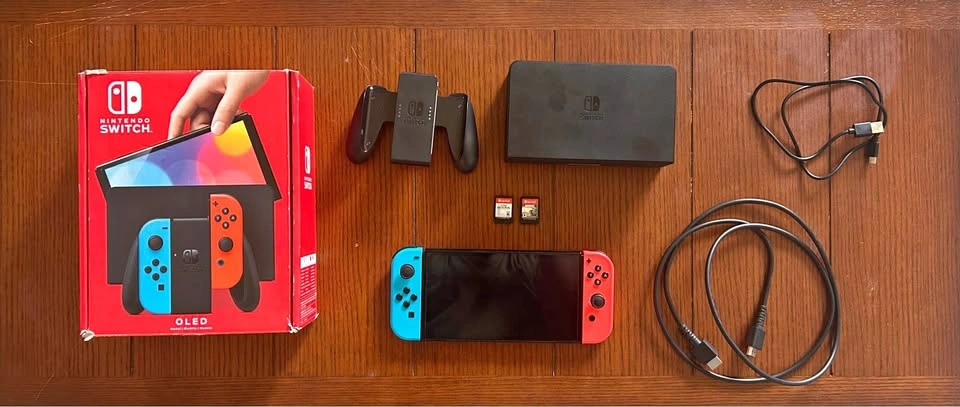 Nintendo Switch OLED + 2 Games