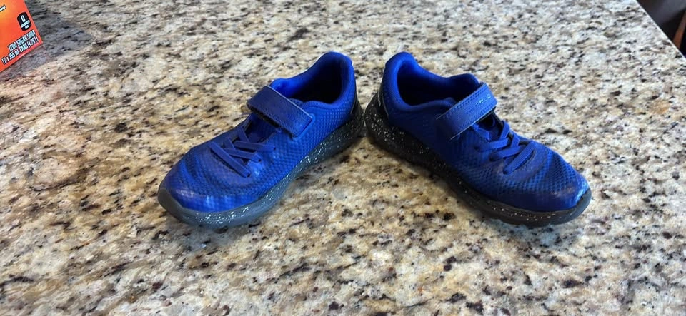 Under Armour blue kids sneakers with velcro straps - Size 13K - photo 4