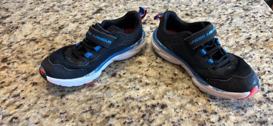 Under Armour Black and Blue Kids Shoes - 13K - photo 2
