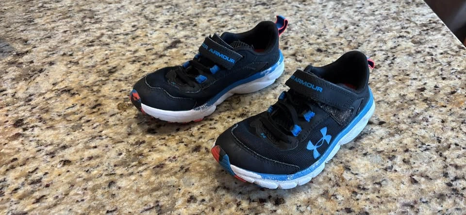 Under Armour Black and Blue Kids Shoes - 13K - photo 3