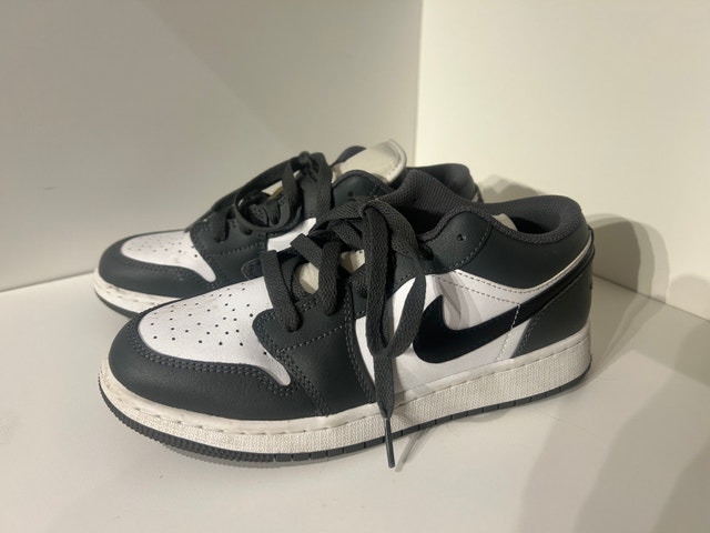 Nike Air Jordan SZ 5Y Low Cut Grey