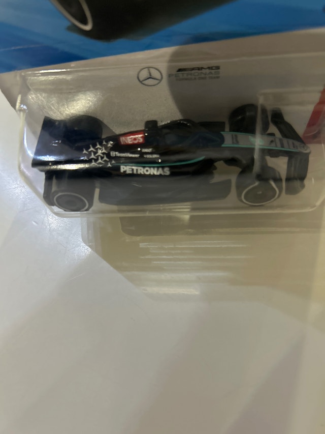 Hot Wheels Formula One 2025 Mercedes AMG Ferrari F40 - photo 5