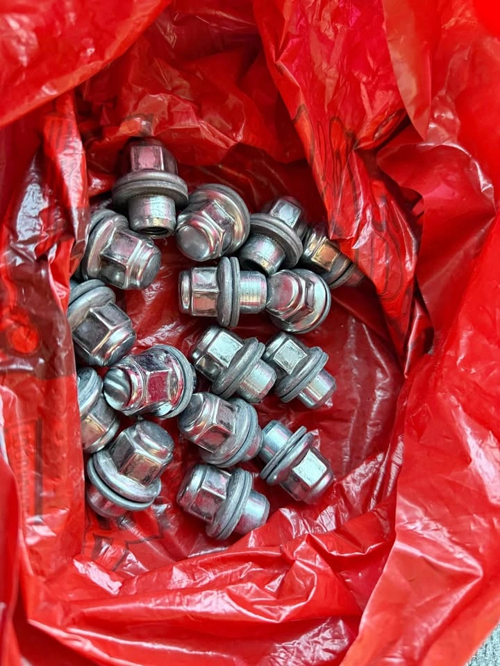 16pc Toyota Lexus Lug Nuts - Good Condition
