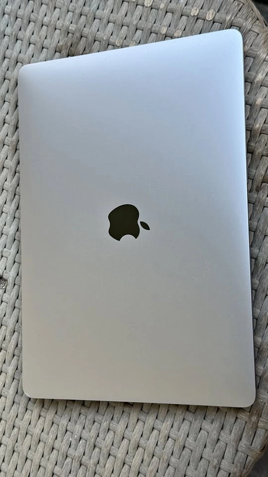 MacBook Air M1 & iPhone 11