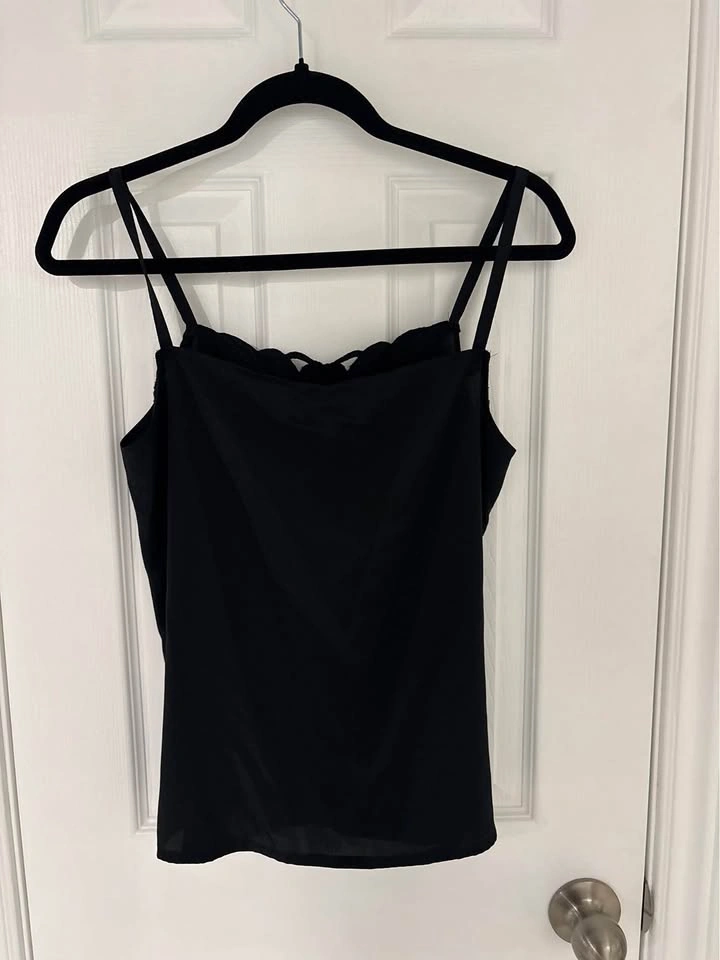 Black camisole with cutout neckline - photo 2