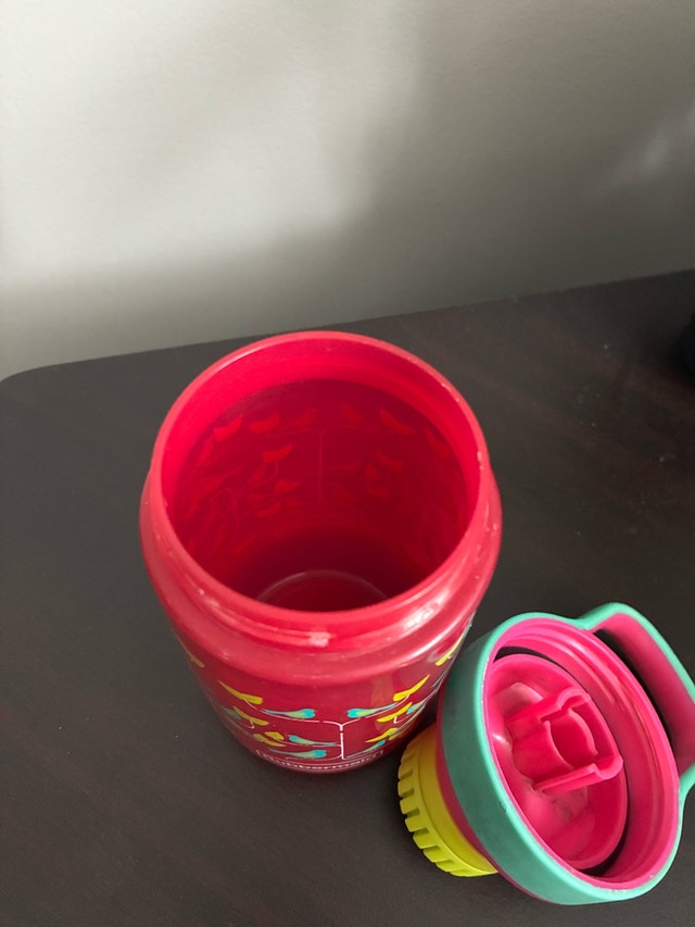 Rubbermaid Colorful Water Bottle with Bird Design - photo 3