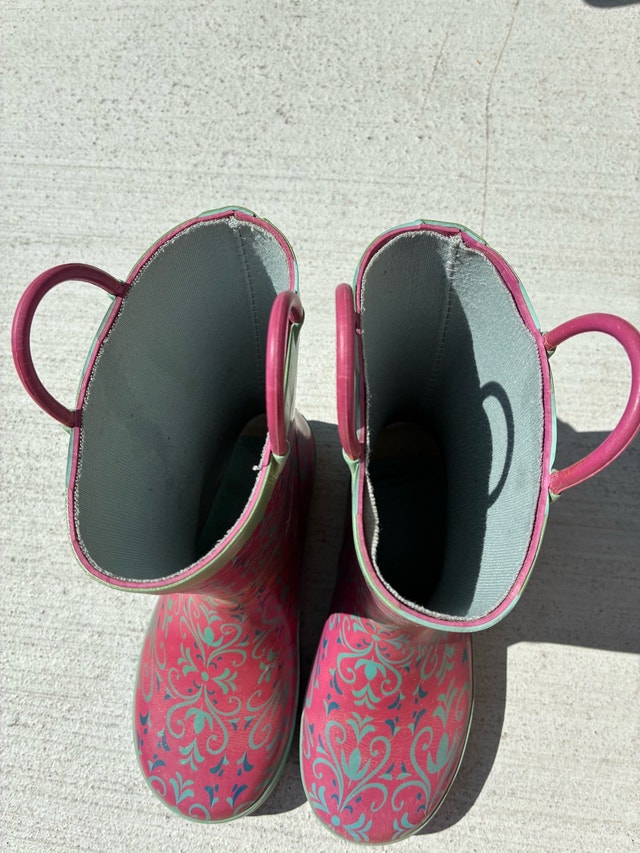 Frozen Themed Rain Boots for Girls - Lightly Used - photo 4
