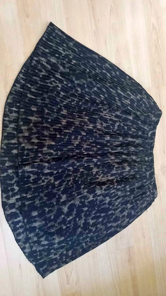 H&M Pleated Camo Print Skirt Size XS