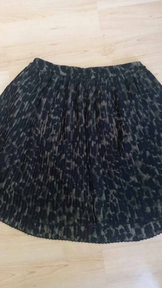 H&M Pleated Camo Print Skirt Size XS - photo 2