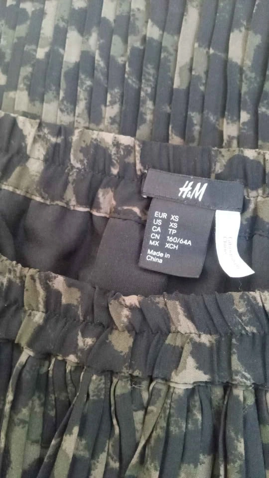 H&M Pleated Camo Print Skirt Size XS - photo 4
