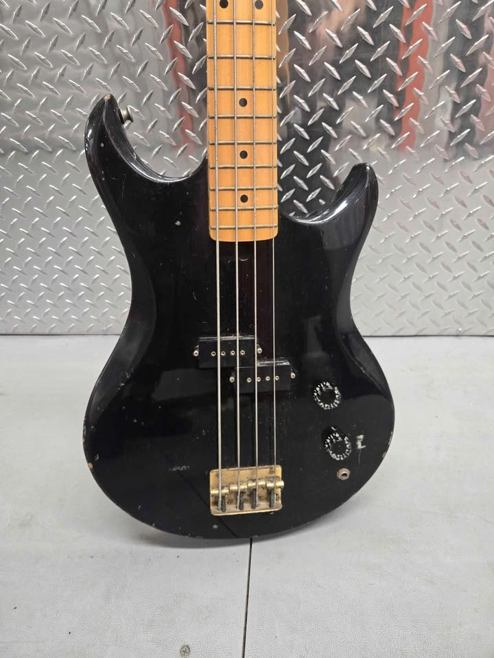 Vantage Avenger AV325 Bass Guitar - photo 3