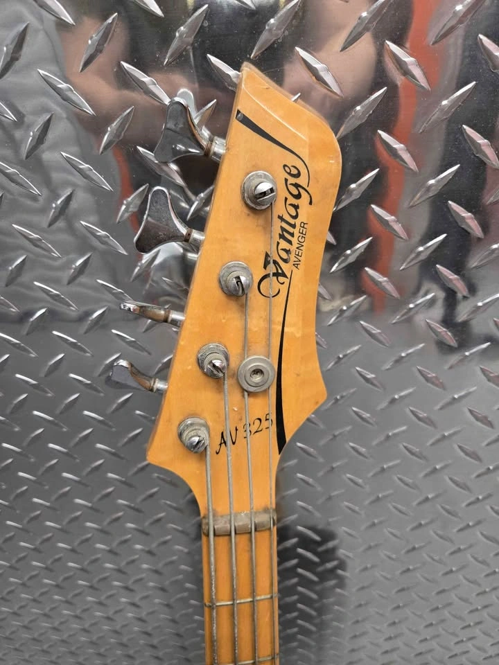 Vantage Avenger AV325 Bass Guitar - photo 4