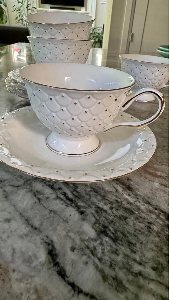 Tea Cup Set - 4 White & Gold Scalloped Cups