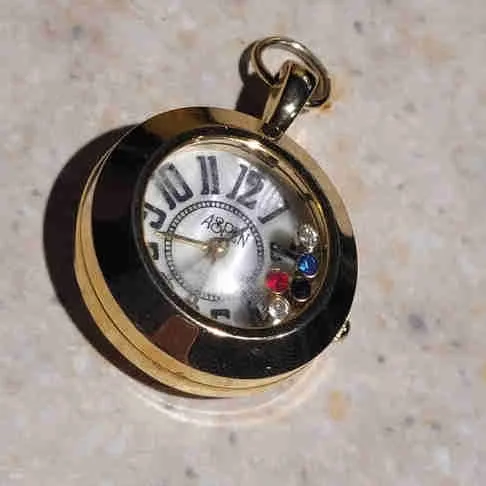 Chaz Quartz pendant