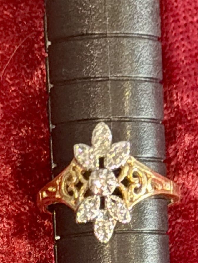 10K Yellow Gold Diamond Cluster Floral Ring - New!