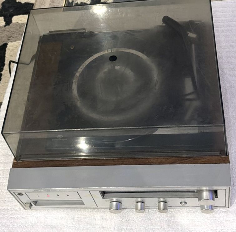 Sears Roebuck Compact AM/FM Stereo, 8-Track, Phonograph - photo 3