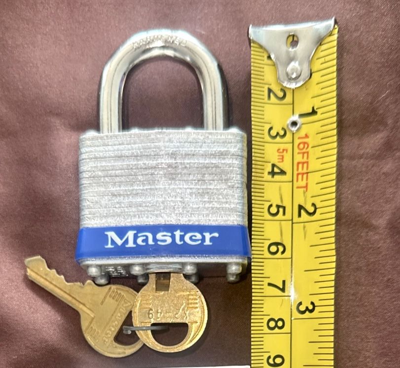 Master Lock Padlock Commercial Grade w/ 2 Keys - Model 1A375 - photo 2
