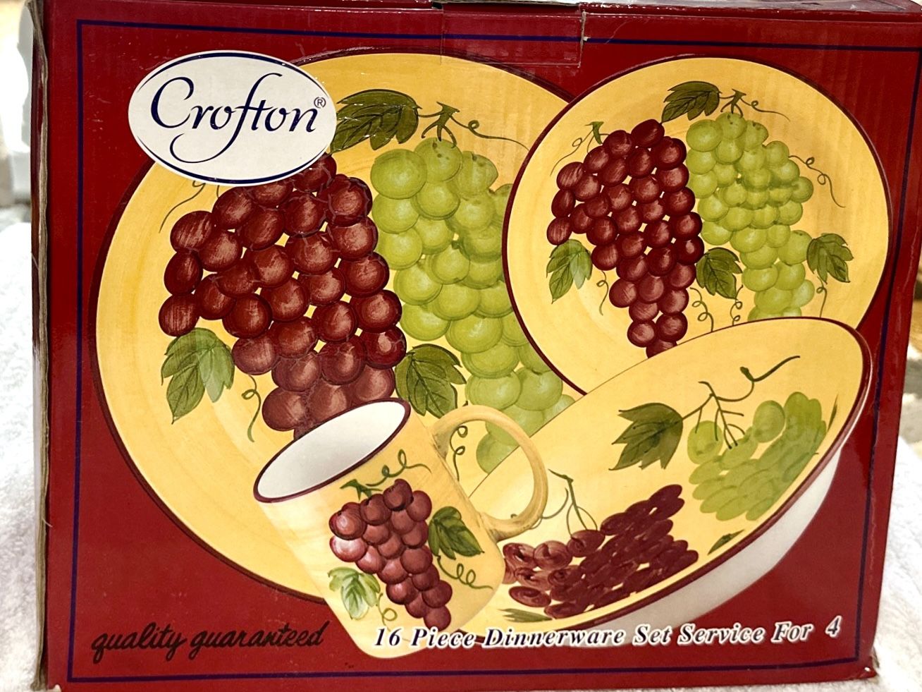 Crofton 16pc Dinnerware Set - Grapes - Service for 4 - New in Bo
