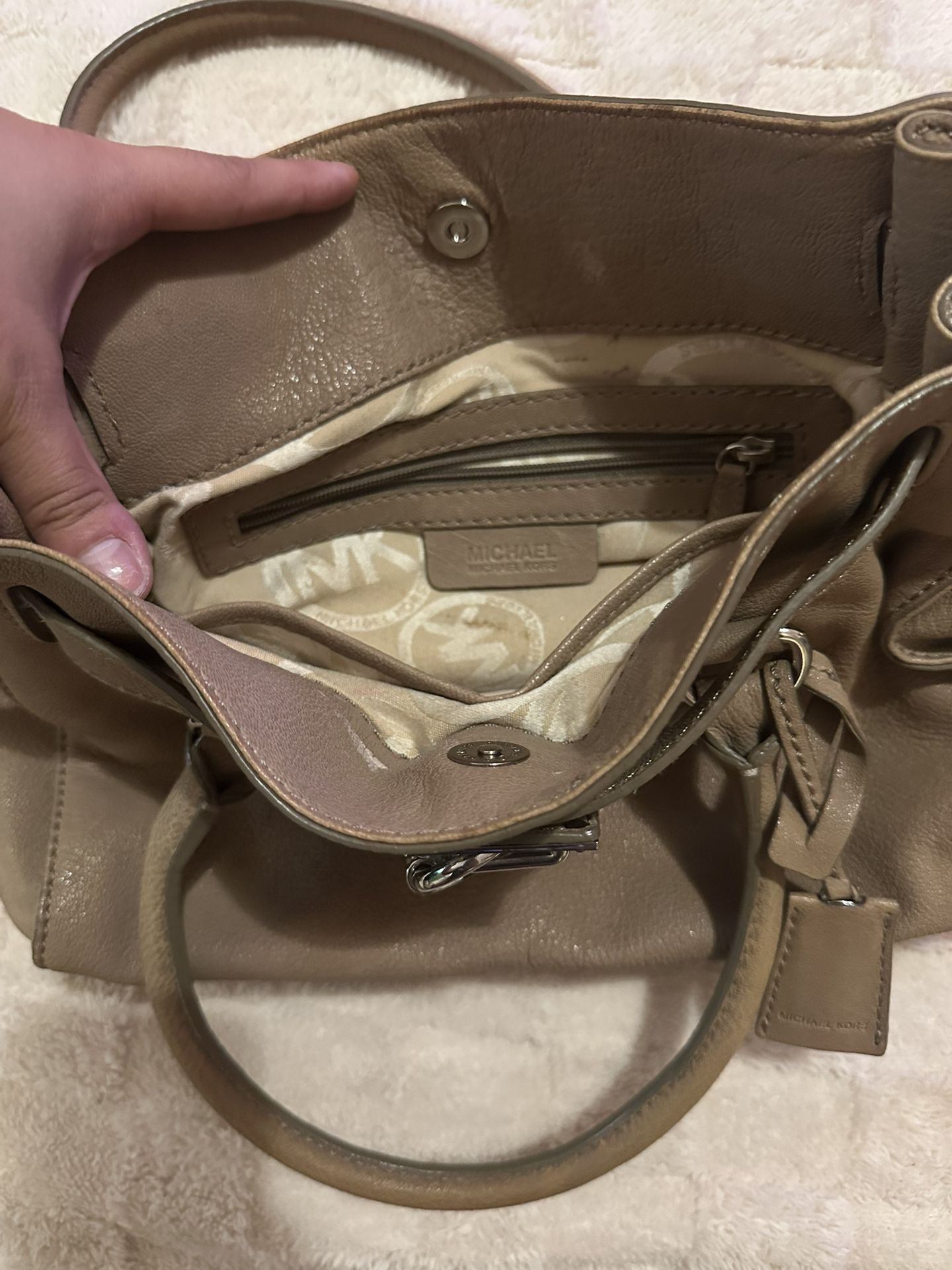 Michael Kors Hamilton Large Satchel – Taupe Pebbled Leather - photo 5