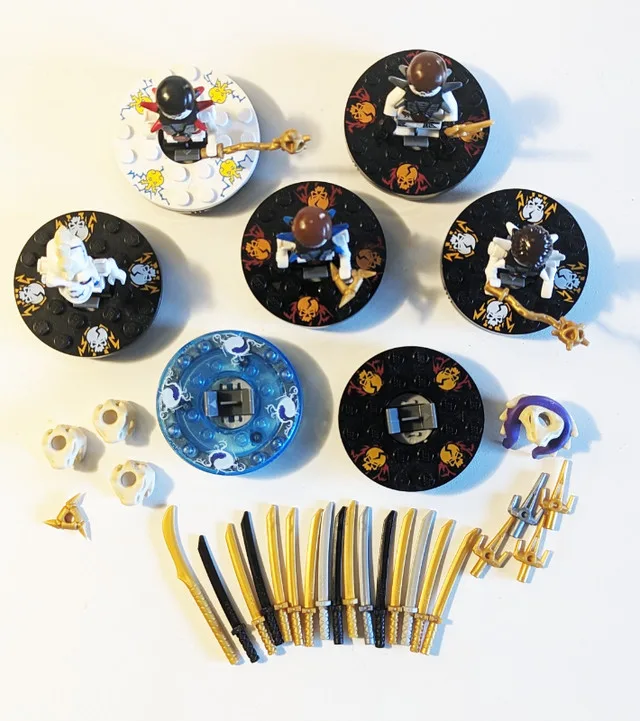 LEGO - Mini Figures - Ninjago - 5 Mini Figures, Spinners & Acces image indicator(2)
