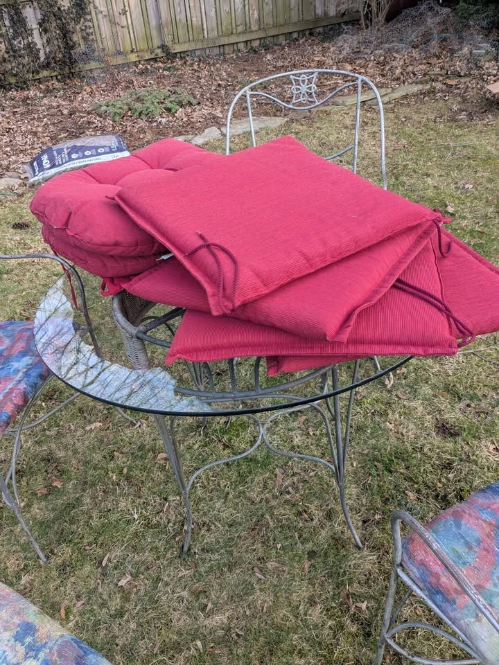 Patio Furniture Set: 4 Metal Chairs & Glass Top Table - photo 5