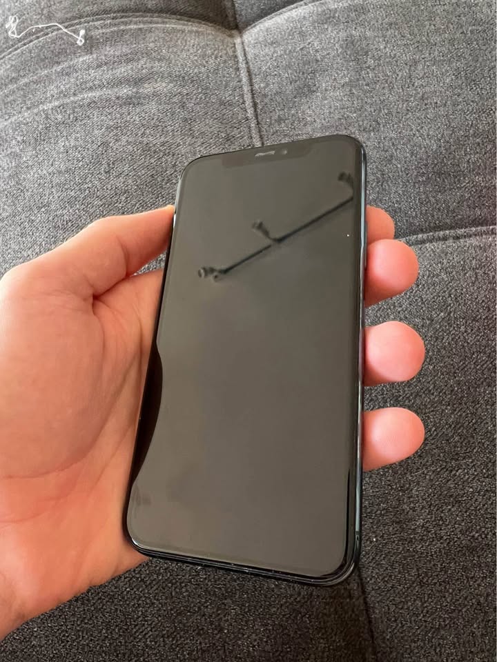 Clean, unlocked 64GB iPhone 11 Pro + Case - photo 2