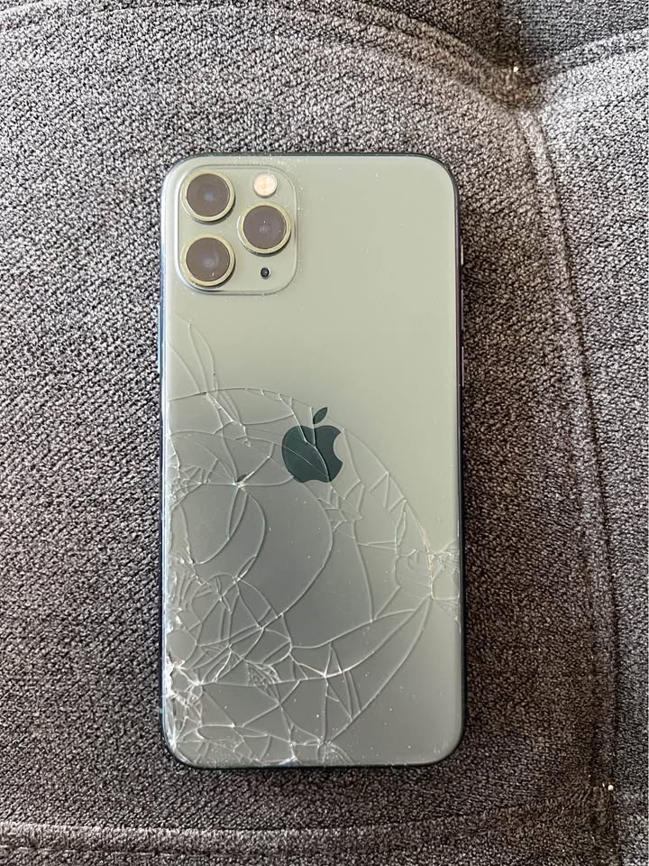 Clean, unlocked 64GB iPhone 11 Pro + Case - photo 4