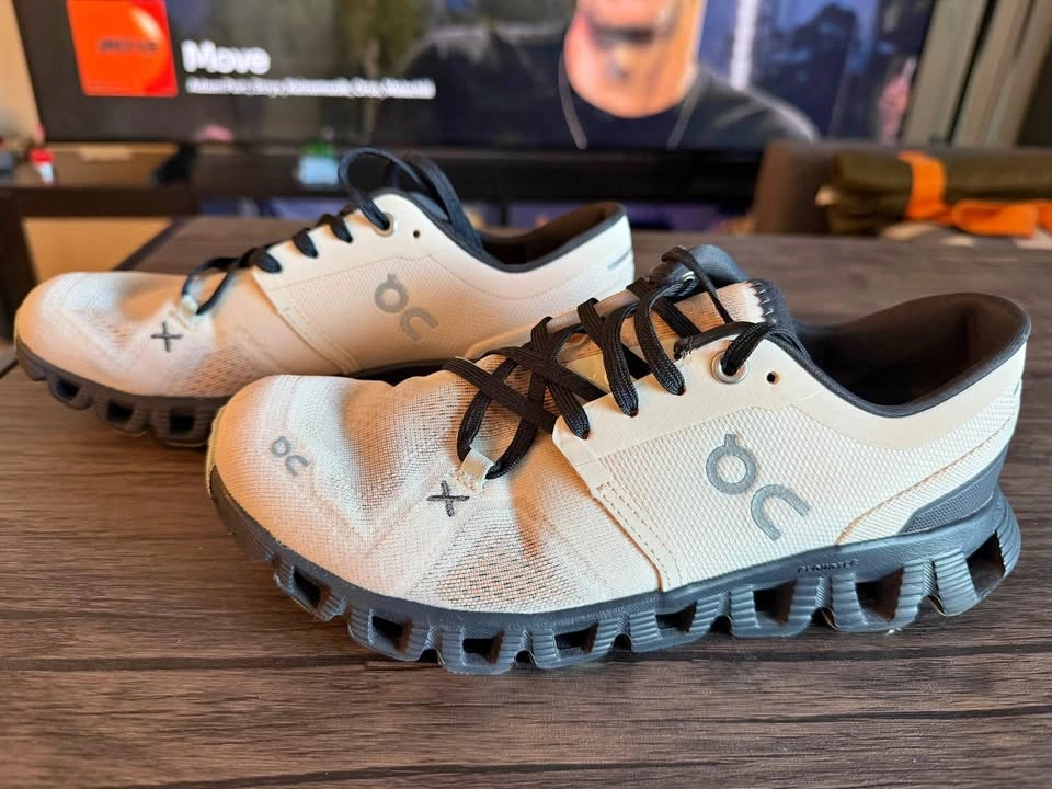 ON Running Shoes – White/Cream – Size 6W