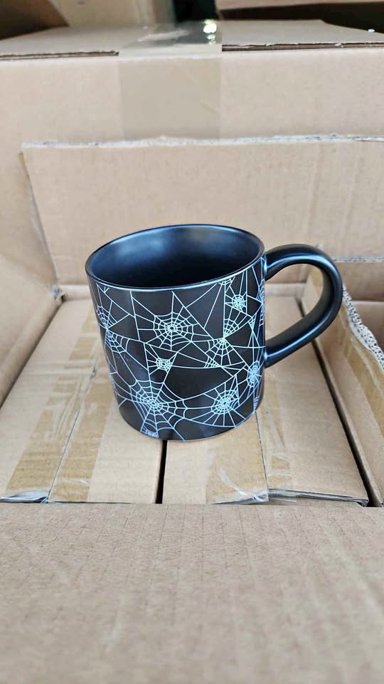 CASE. HALLOWEEN MUGS 6 MUGS MAKE AN OFFER