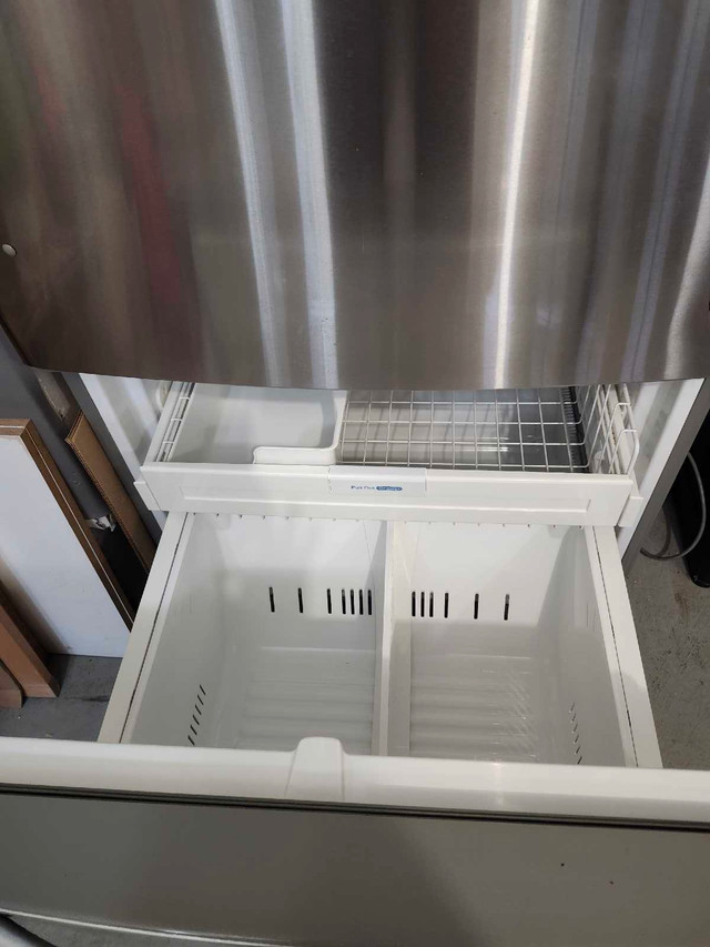 LG Bottom Freezer Fridge - photo 4
