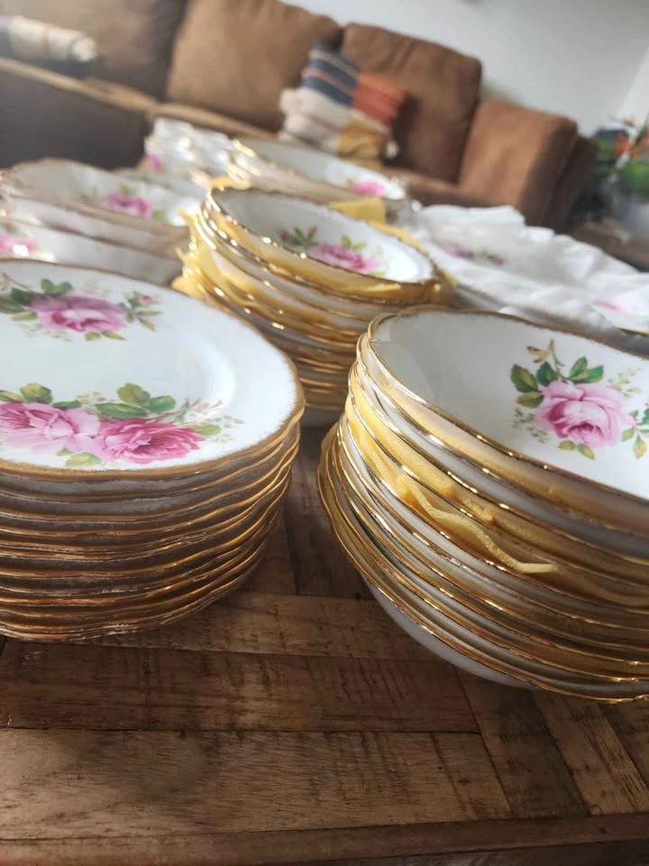 Rare Royal Albert "American Beauty" 130pc China Set - photo 2