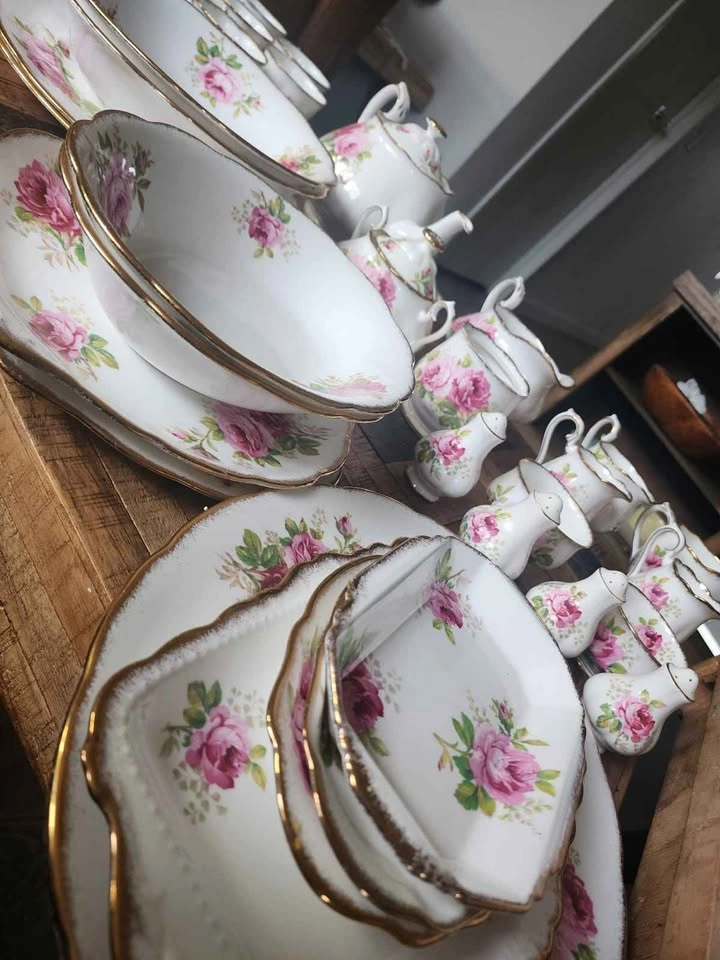 Rare Royal Albert "American Beauty" 130pc China Set - photo 3