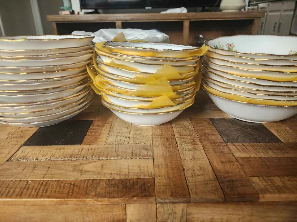 Rare Royal Albert "American Beauty" 130pc China Set - photo 5