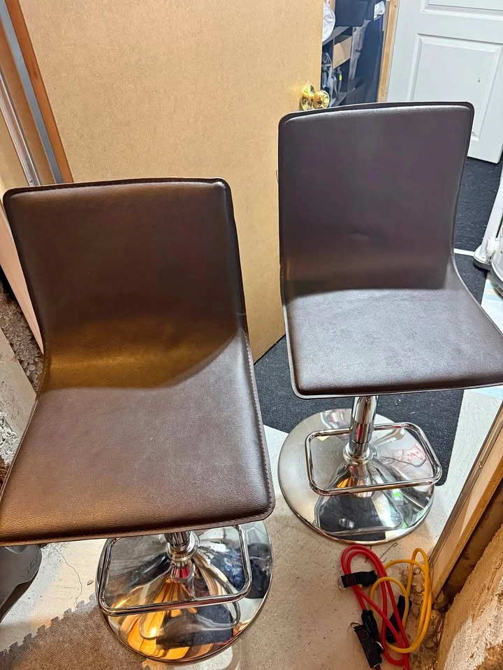 Height adjustable bar stool / chair . Counter height