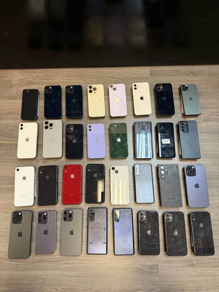 iPhone & Samsung big Lot - photo 2